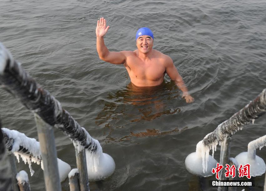 长春冬泳爱好者挑战极寒天气