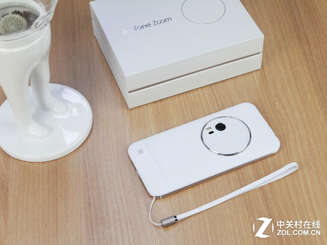 最薄光学变焦 白色华硕ZenFone Zoom赏析