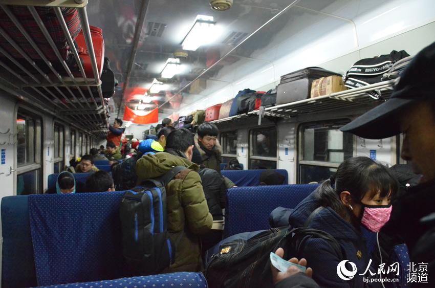 上车的旅客。人民网尹星云 摄