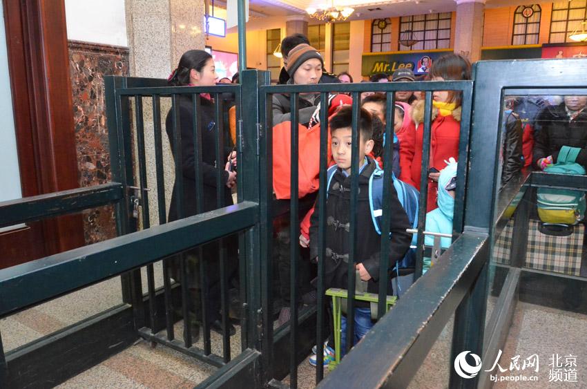 等待检票的旅客。人民网尹星云 摄