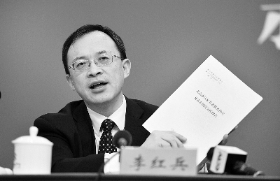 北京市民政局副局长李红兵在上午的发布会展示北京市居家养老服务状况及需求调查分析报告 摄/记者 刘畅