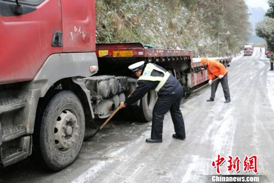 寒潮袭击广西60个县降雪冰雪中现多处温馨场景