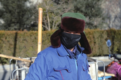 名环卫工人口罩上已布满白霜。