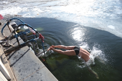 极寒天气下,后海仍有人坚持冬泳。