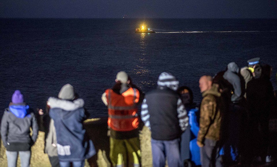 巨鲸海边搁浅死亡 长逾13米重30吨