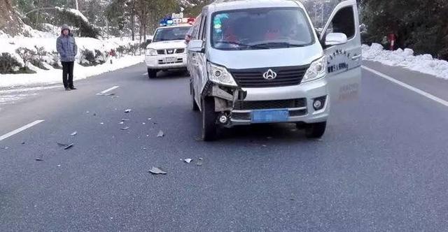 正能量！-8℃民警脱外套给伤员 自己冻得发抖