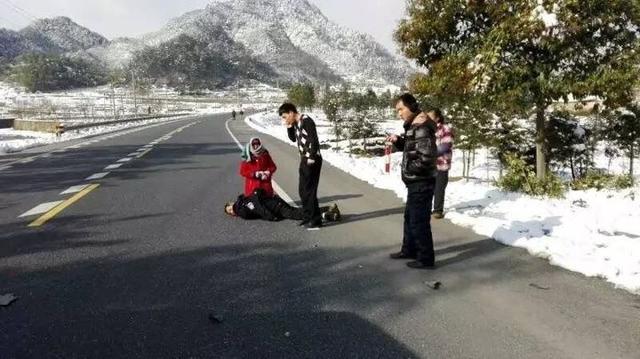 正能量！-8℃民警脱外套给伤员 自己冻得发抖