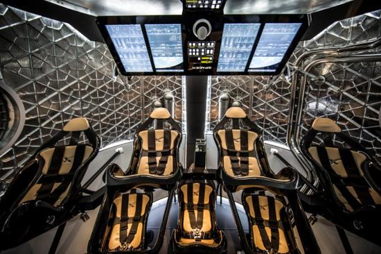 SpaceX公司测试载人飞船：可搭乘7名宇航员