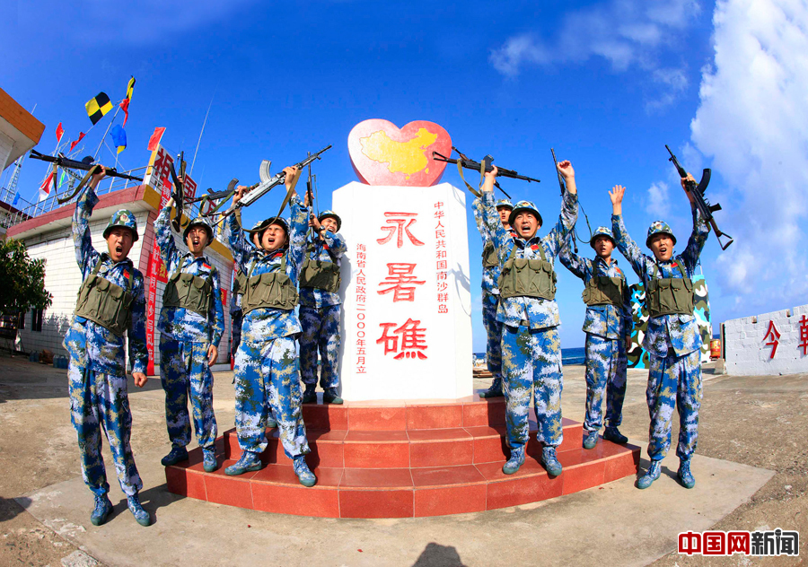 驻守在永暑礁的海军官兵在主权碑前高呼“祖国万岁！”礁是最小国，国是千万家。