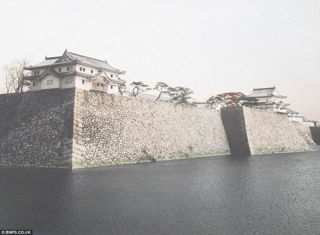 皇宫，本体好像差不多 (内里有改建及加建)，但是四围的发展却是完全现代化了。