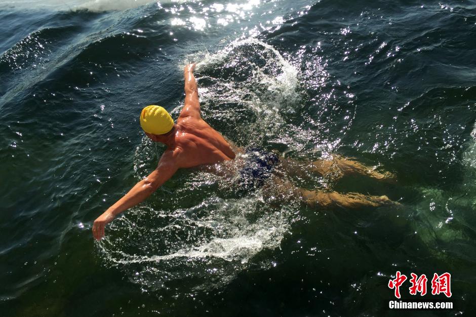 北京气温回升 市民享冬泳乐趣