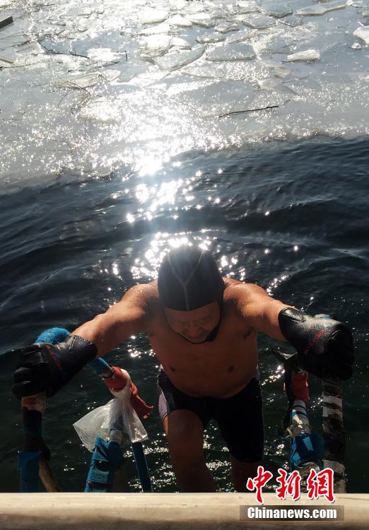 北京气温回升 市民享冬泳乐趣