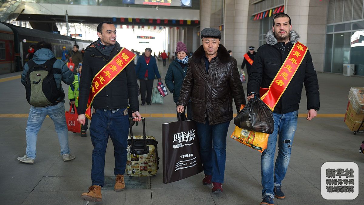 老外志愿者服务中国春运 -千龙网·中国首都