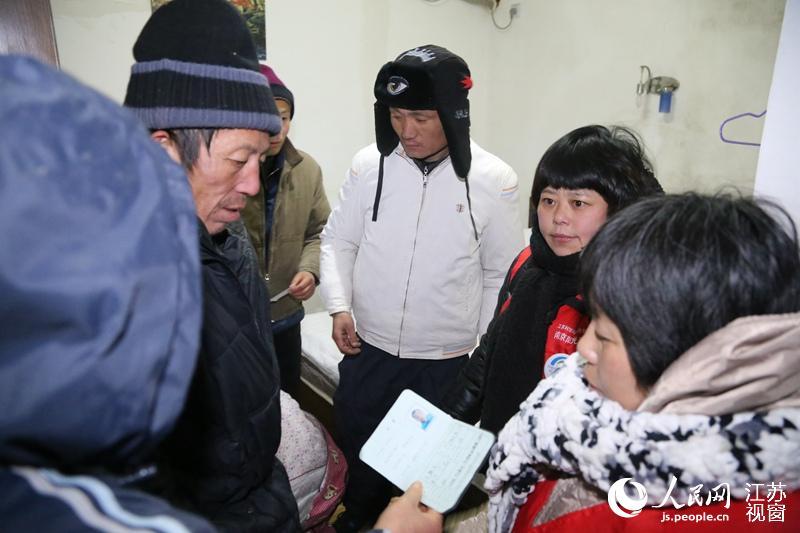 志愿者小朱告诉记者，以往他们团队主要是做助学支教的公益活动，今年南京的冬天特别寒冷，在看到有人露宿街头后，他们决定要帮帮这些处境困难的人，让这些人在冬夜里感受到社会的温暖。