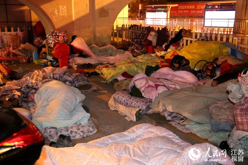 当晚，阳光志愿者组织又来询问他们，可以为他们提供旅馆住宿，最终有2名露宿者跟随志愿者来到旅馆住宿。