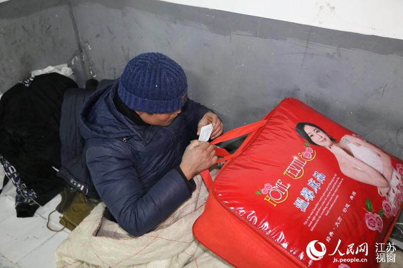 救助站的工作人员来到火车站进行劝导,有的人因为已经买了回家的火车票,担心救助站太远,不便于赶火车,有的人则是因为还想在附近找零工干。最后,工作人员只好给他们送上棉被,并留下印有联系方式的卡片,叮嘱他们若是想到救助站,可以随时联系。