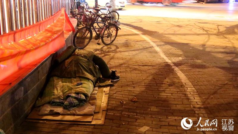 除了民政部门救助外，各种慈善组织、民间团体也行动起来。一位睡在立交桥下的露宿者告诉记者，这几天不断有市民送来衣物、棉被和食品。当天下午，还有几个大学生给他们送来方便面。