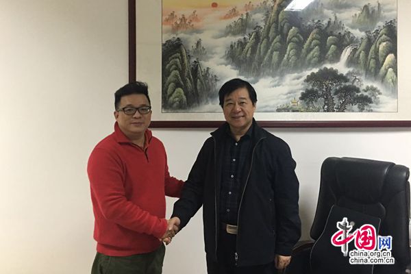 意大利AC米兰足球俱乐部（中国）青训营董事长聂延军（右）和深圳名师苑教育总校长钟铭（左）
