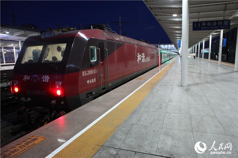 车辆乘务员把Z316的供电线路连接在机车上。Z316使用的是新型25T客车，是由机车直接供电，不再使用燃油发电车，节能环保。
