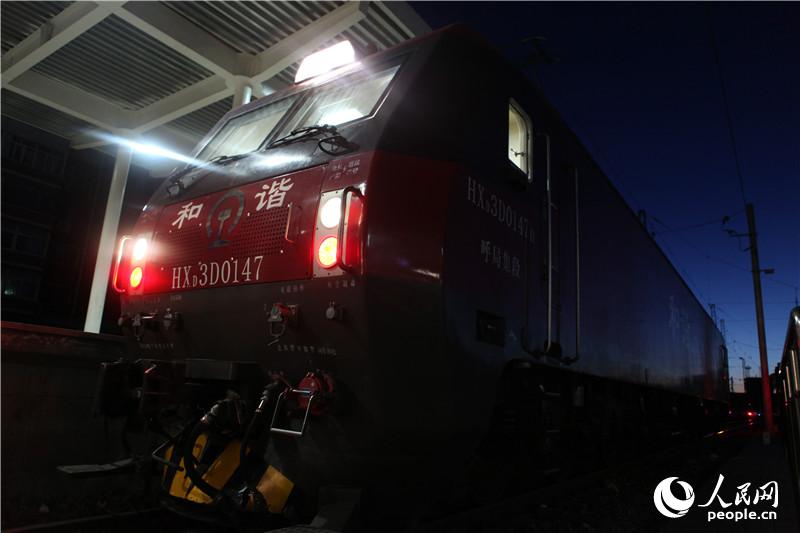 狄超、陈龙驾驶的新型和谐D3D型电力机车，可以实现160km/h的运行速度，是目前国内最先进的电力机车之一。