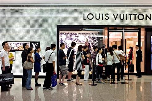 2015年中国人赴日买走300亿元奢侈品
