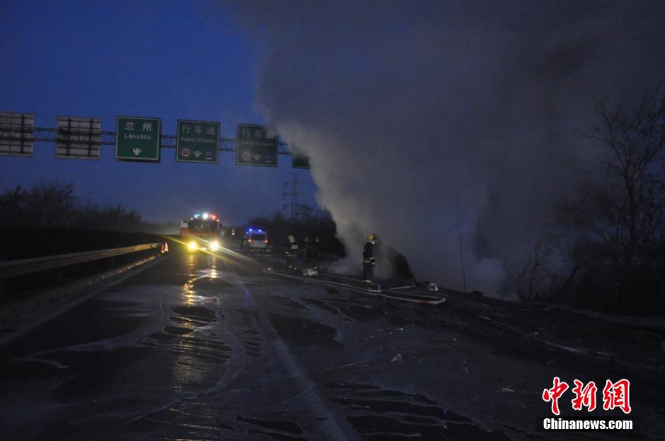 兰州消防官兵灭火近11小时 衣服被“冻硬”