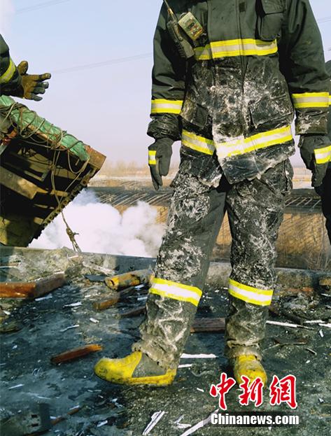 兰州消防官兵灭火近11小时 衣服被“冻硬”