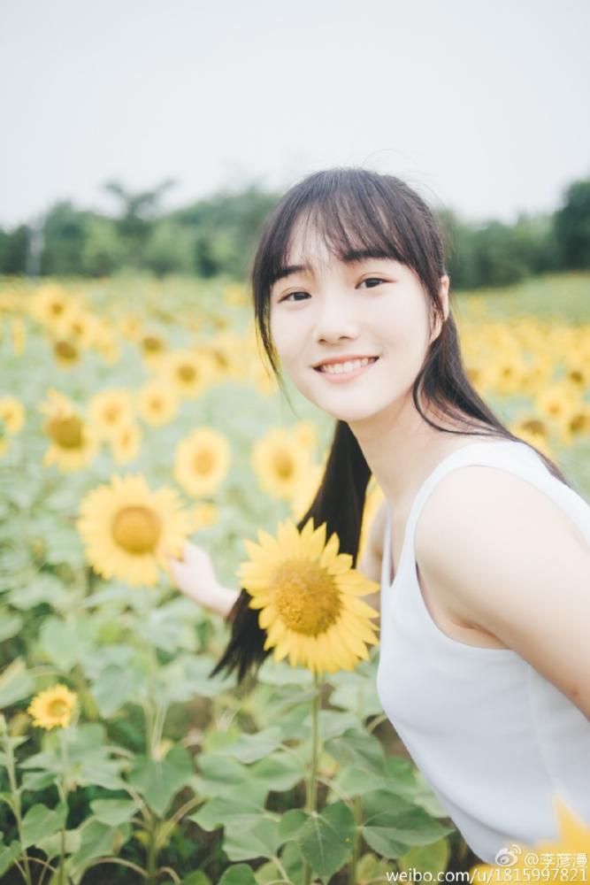 中戏校花晒唯美写真 清纯笑容惹人爱