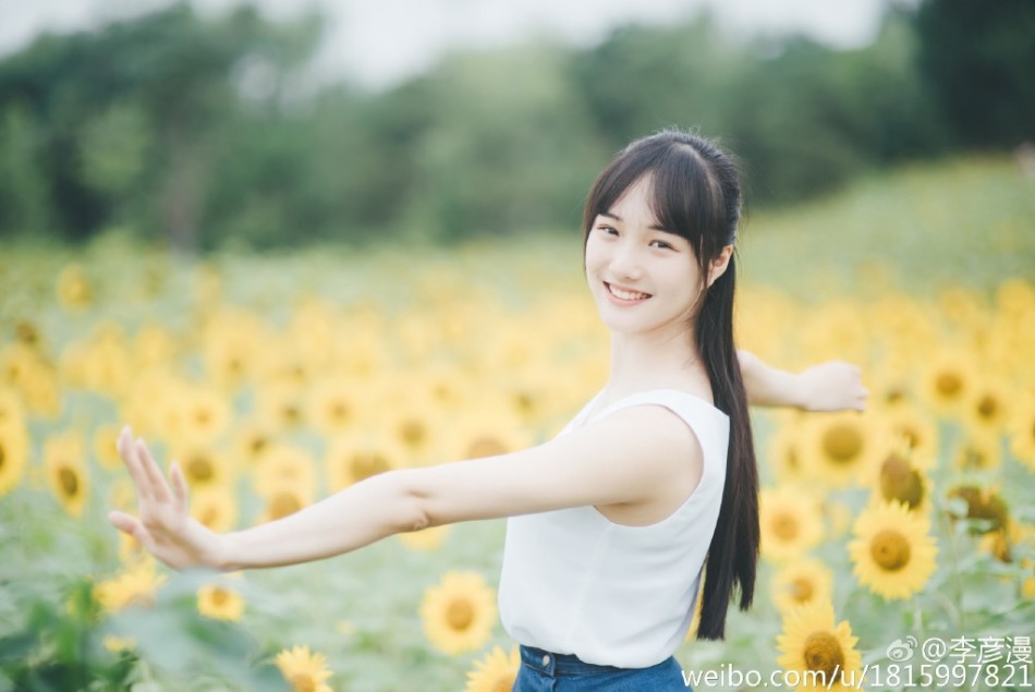 中戏校花晒唯美写真 清纯笑容惹人爱