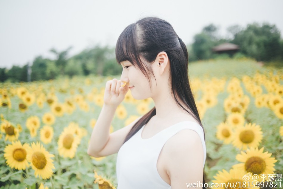 中戏校花晒唯美写真 清纯笑容惹人爱