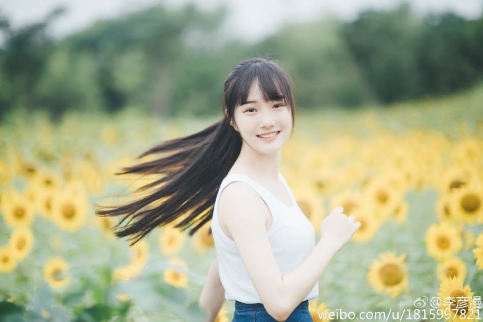 中戏校花晒唯美写真 清纯笑容惹人爱
