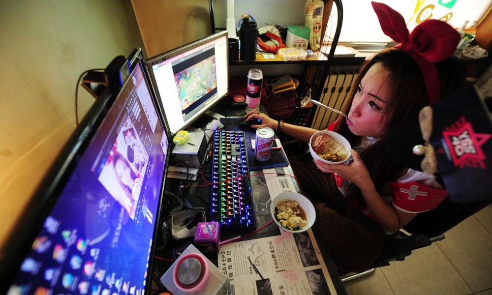 揭秘女子电竞内幕:美艳背后的潜规则