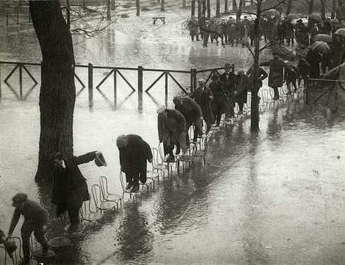 15. 1924年巴黎人为了避免在淹水中浸湿，纷纷踩在椅子上前进。