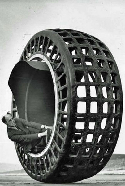 4. 1932年打造的“单轮车”，人类可以坐在里头驾驶，时速最高约达40公里。