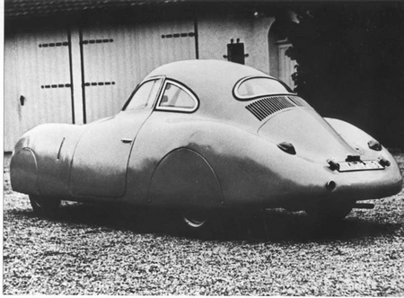 1939年2月16日，柏林车展上还展出了由费迪南·波尔舍重新设计，由希特勒命名的“KdF-Wagen”。不久，第二次世界大战爆发，大众公司开始大量生产军用汽车。