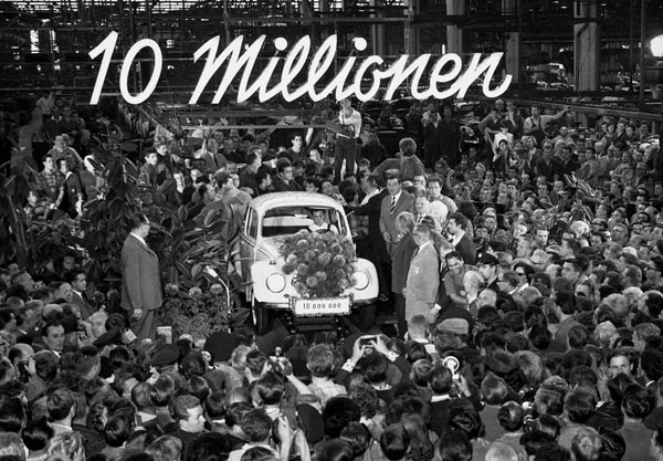 1978年1月19日，德国本土生产的最后1辆甲壳虫汽车在Emden下线。到此为止，德国本土共生产了16，255，500辆甲壳虫。但是在海外的工厂里，甲壳虫仍然以每天1000余量的速度进行生产。
