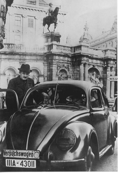 1938年，大众推出了经过进一步改型的“38”系列车型，它装载的空冷直列4缸986毫升排量发动机能输出24马力的功率，车重750公斤。这款坚实且具有与众不同外型的车，就是“甲壳虫”汽车的鼻祖。但实际上，直到1968年，“甲壳虫”的名字才第一次出现在大众公司官方的广告里