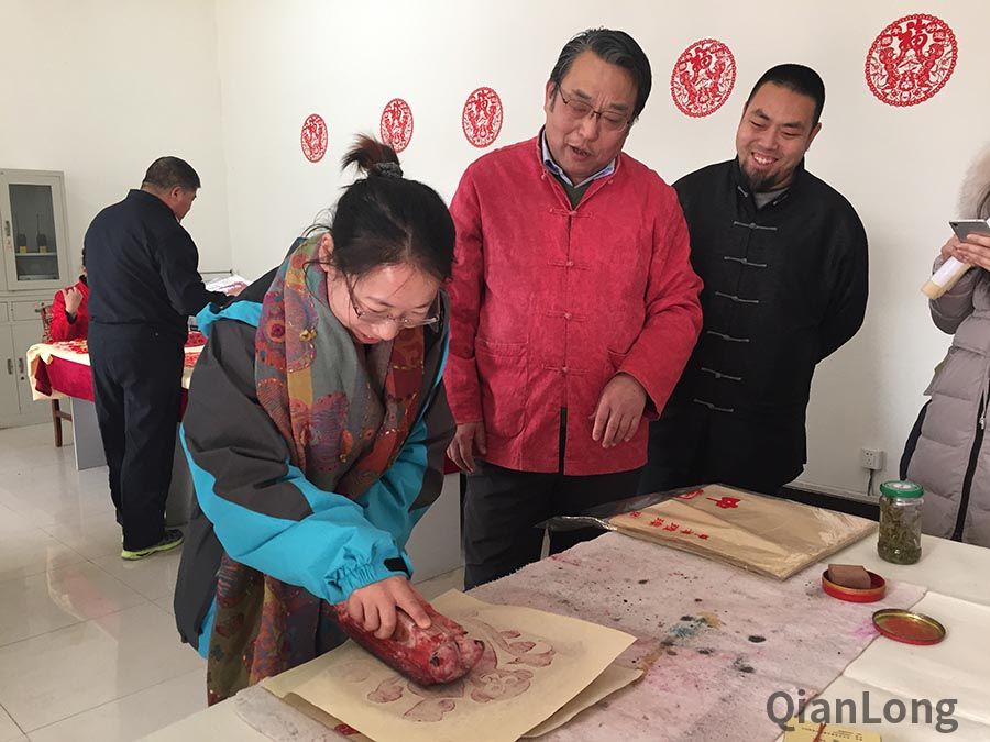 千龙网友体验木板年画制作过程