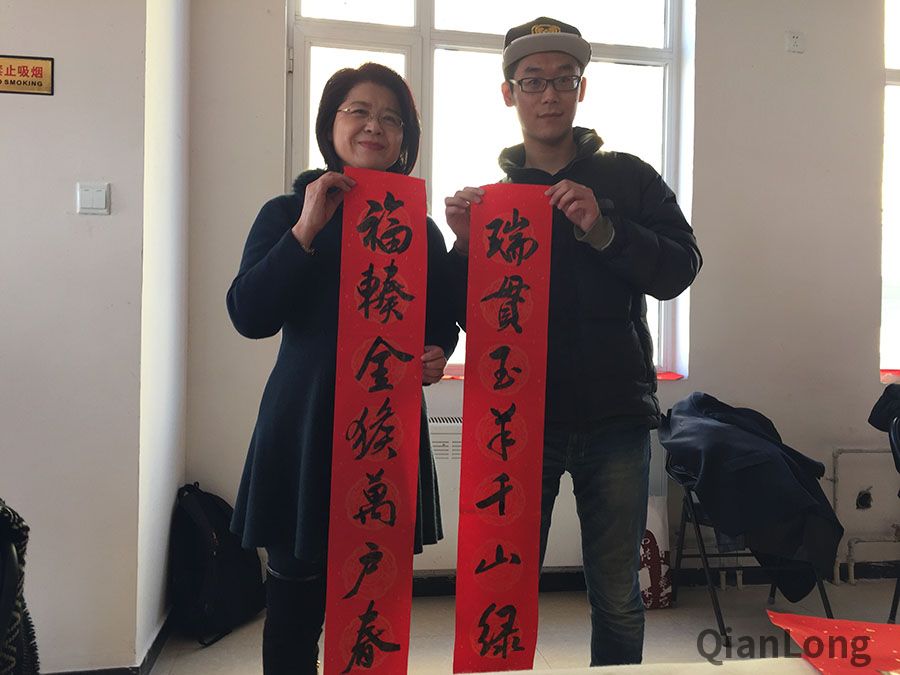 中国书法家协会会员白彬华为千龙网友送上春联，表达新春祝福