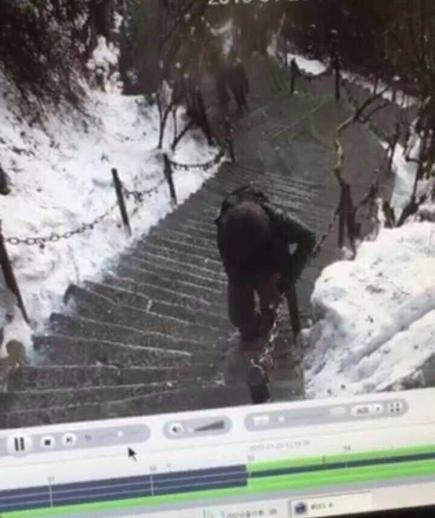 1月25日华山景区视频显示，他于早上8点买了上山的票，9点进的华山景区大门。
