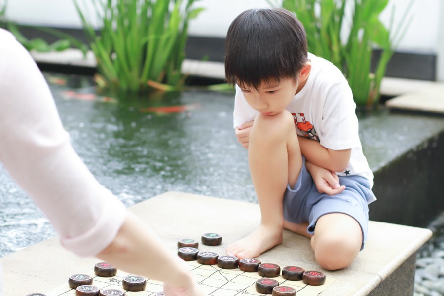 胡静与儿子下象棋照曝光