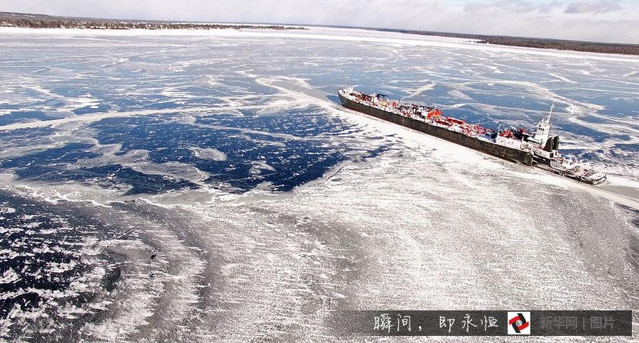 无人机航拍湖面结冰困住巨轮 宛如灾难大片