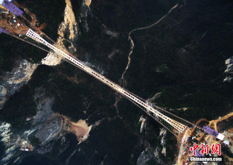 张家界大峡谷玻璃桥桥面玻璃首装成功