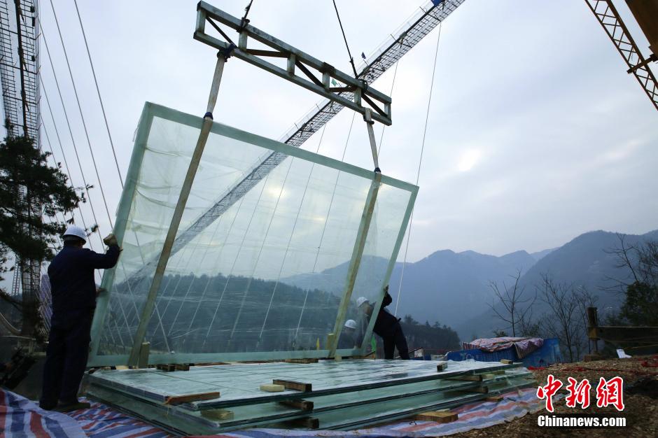 张家界大峡谷玻璃桥桥面玻璃首装成功