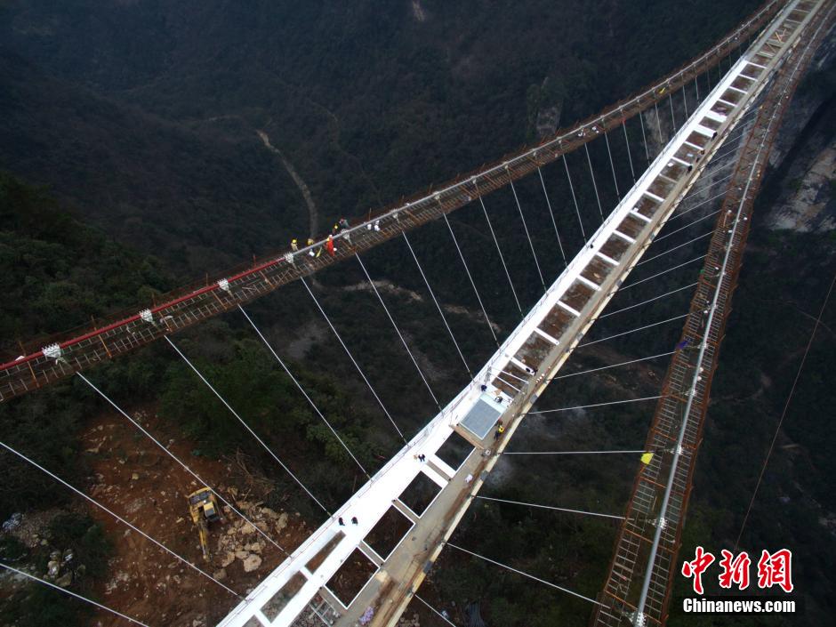 张家界大峡谷玻璃桥桥面玻璃首装成功