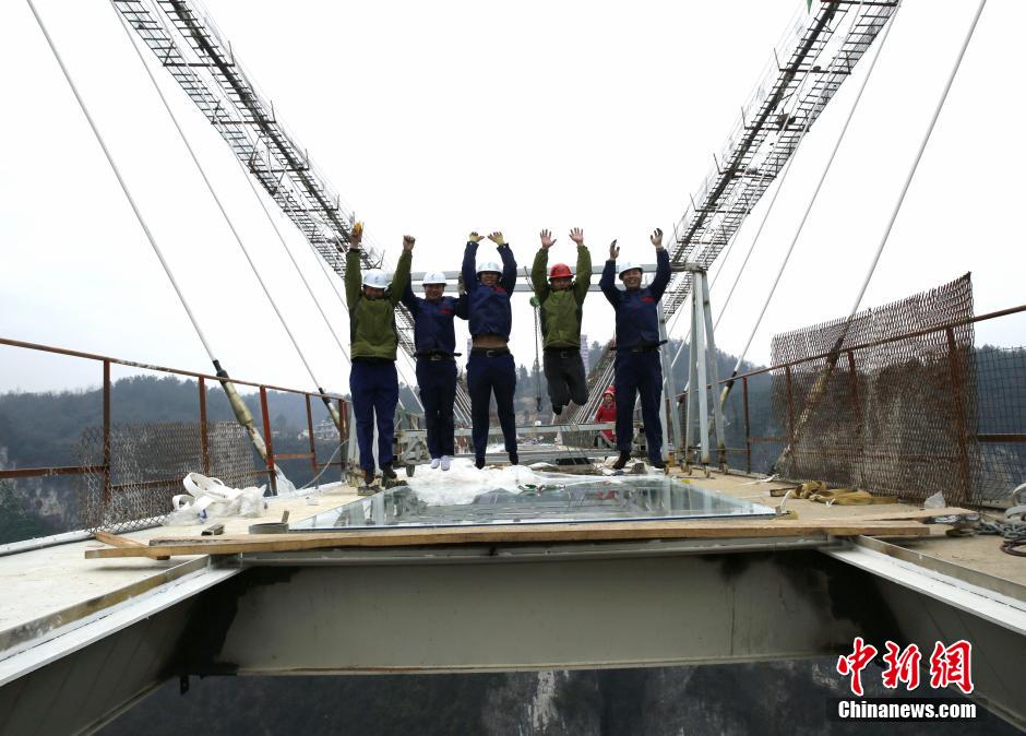 张家界大峡谷玻璃桥桥面玻璃首装成功