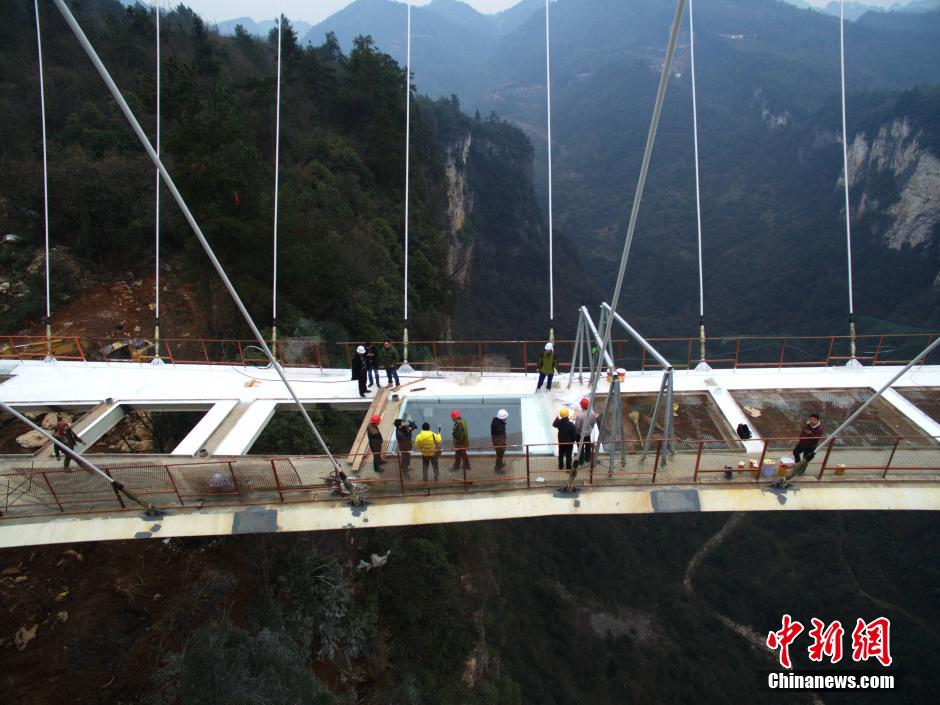张家界大峡谷玻璃桥桥面玻璃首装成功