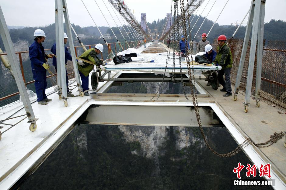 张家界大峡谷玻璃桥桥面玻璃首装成功