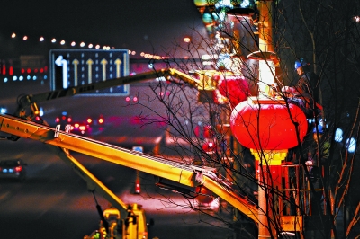 长安街凌晨安装灯笼 影响减至最小-千龙网·中国首都网