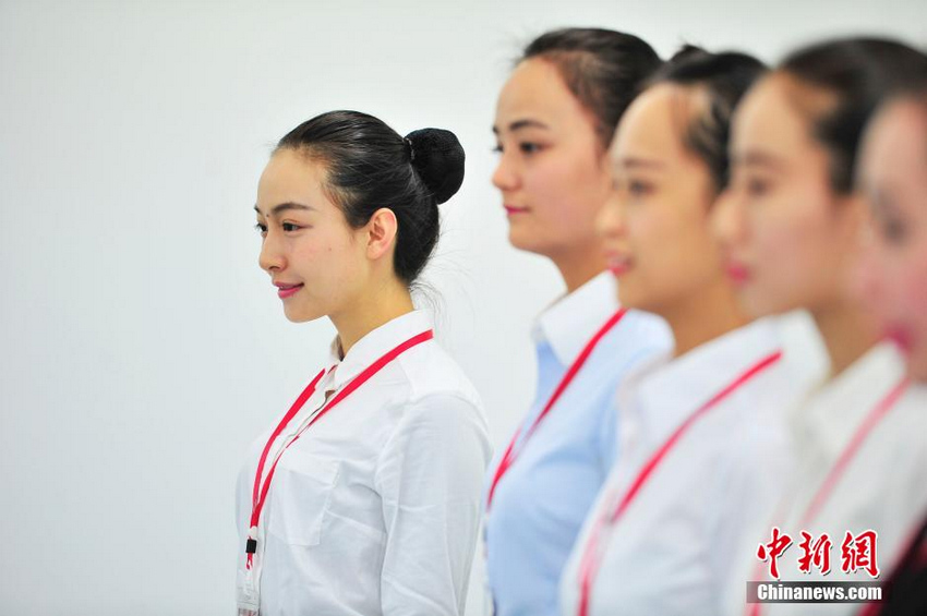 航空公司招空乘 “95后”扎堆应聘